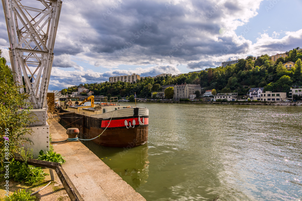 Fototapeta premium Péniche sur les quais du quartier de Confluence à Lyon en France