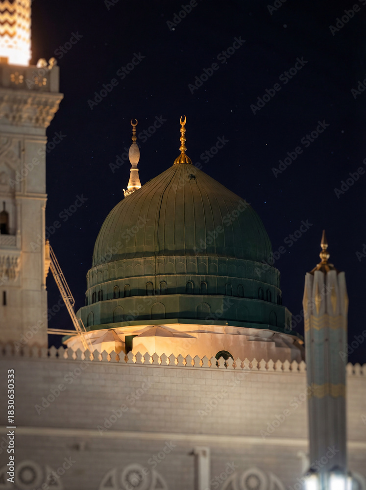 Fototapeta premium Close-Up Night View of the Green Dome and Minaret of Al-Masjid an-Nabawi - Generative AI