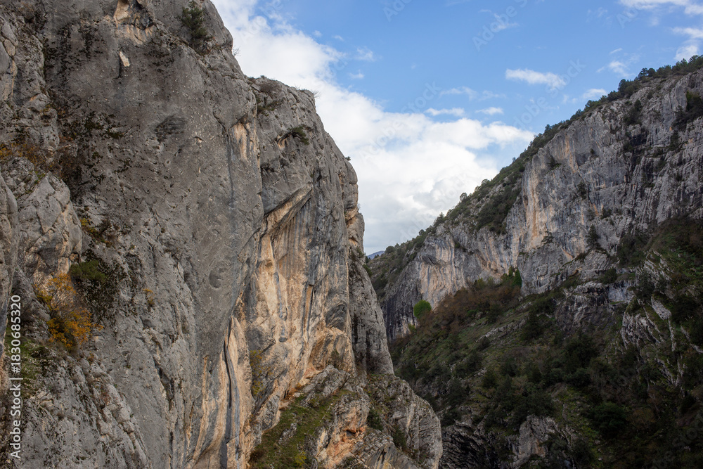 Obraz premium Rocky canyon passage under clear blue sky