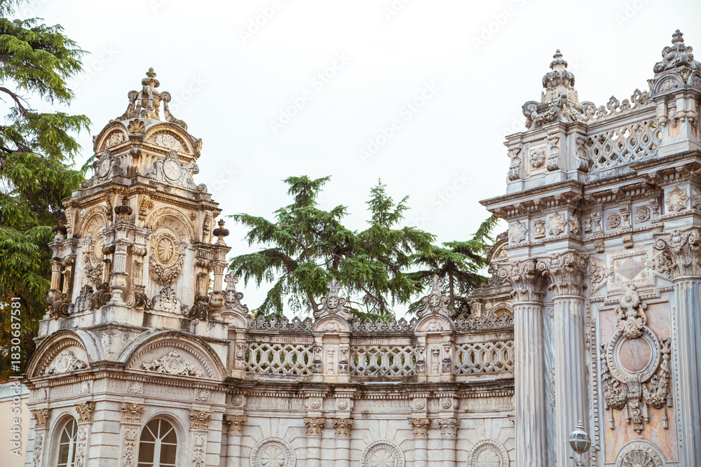 Obraz premium The gate of the former Ottoman Dolmabahçe Palace. Details.