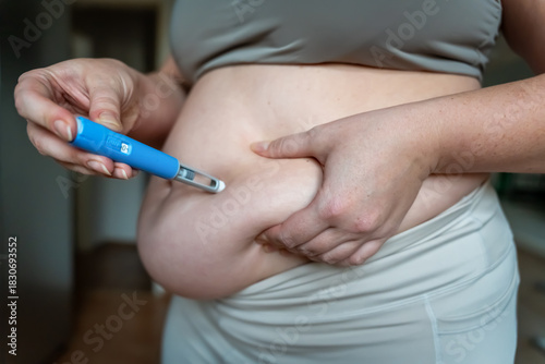 woman injecting a GLP-1 weight loss medication into belly fat