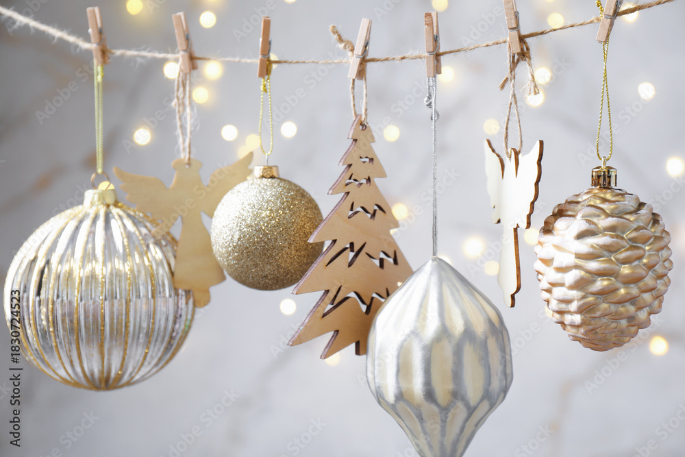 Obraz premium Beautiful Christmas decor hanging on string against blurred lights