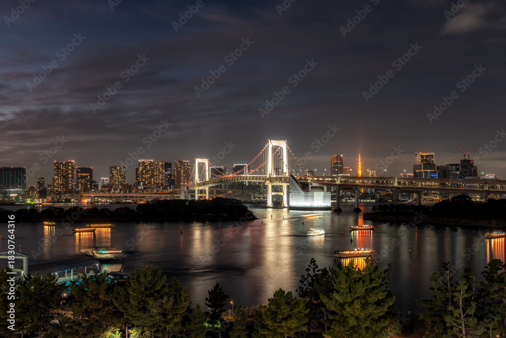 Fototapeta premium Rainbow Bridge in Tokyo at Night