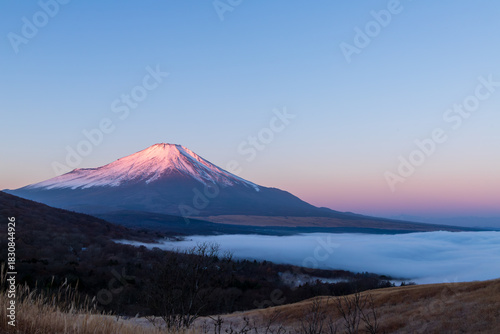 冬の山中湖村パノラマ台から夜明けの雲海と紅富士