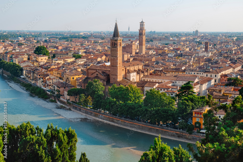 Obraz premium an elevated view of Verona and the Adige River
