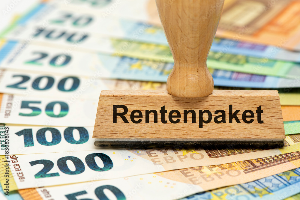Naklejka premium Ein Holzstempel ist beschriftet mit dem Aufdruck Rentenpaket als Symbolbild für Reformen im Rentensystem der Alterssicherung - digital bearbeitet