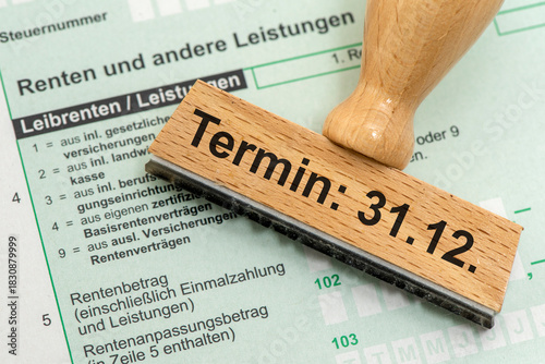 Wallpaper Mural Ein Holzstempel ist beschriftet mit dem Aufdruck Termin: 31.12. als Symbolbild für einen Zeitpunkt bzw. Frist zum Jahresende - digital bearbeitet Torontodigital.ca