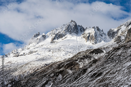Schneebedeckter Berggipfel im Urserental, Kanton Uri, Schweiz