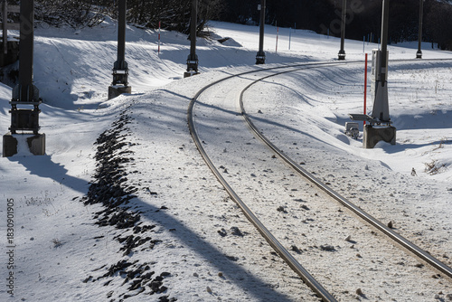 Eisenbahnschinen in Winterlanedschaft, Urserental, Kanton Uri, Schweiz