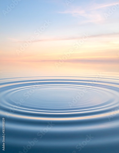 穏やかな水面に淡い青と柔らかな金色が溶け合い、幻想的な空の反射が広がります。
円を描く細やかな波紋がハーモニーのように連なり、ミニマルで静謐な印象を生み出します。
