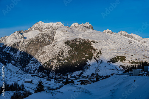Schneebedeckte Berggipfel on Andermatt,im Urserental, Kanton Uri, Schweiz