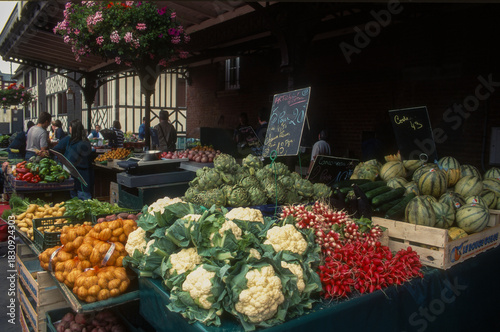 Fototapeta Naklejka Na Ścianę i Meble -  Marcher, fruits et légumes