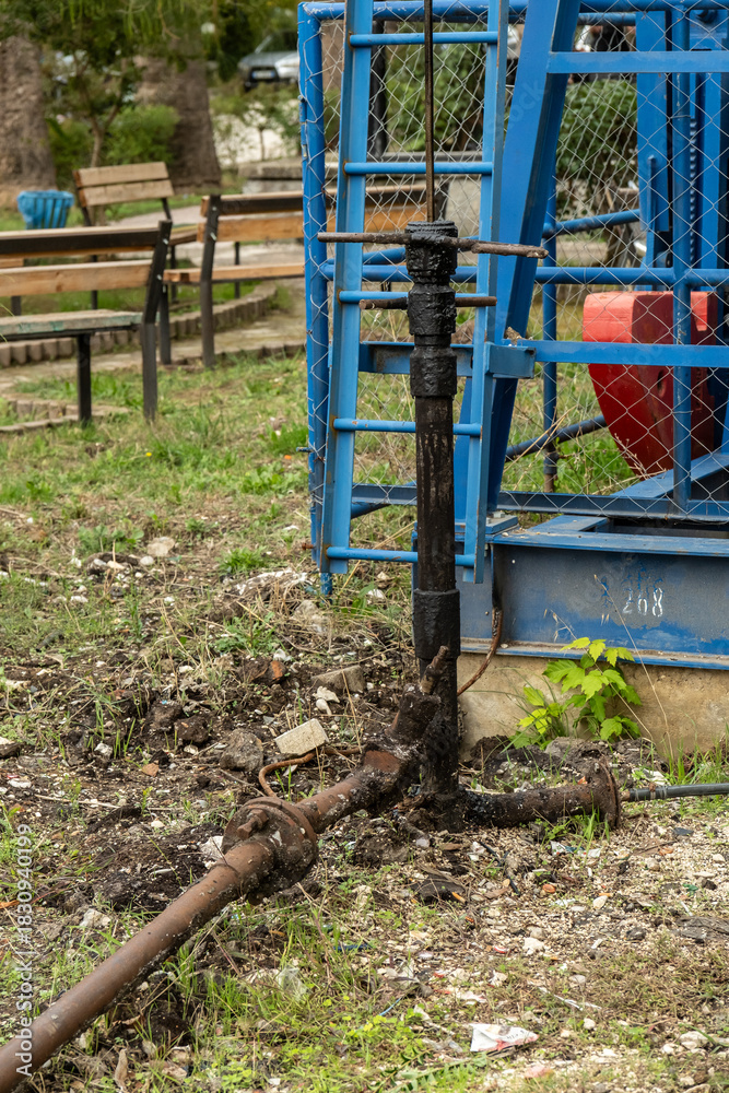 Fototapeta premium Förderstelle mit Rohren im Park von Kuçovë, Kuçovë, Bezirk Berat, Albanien