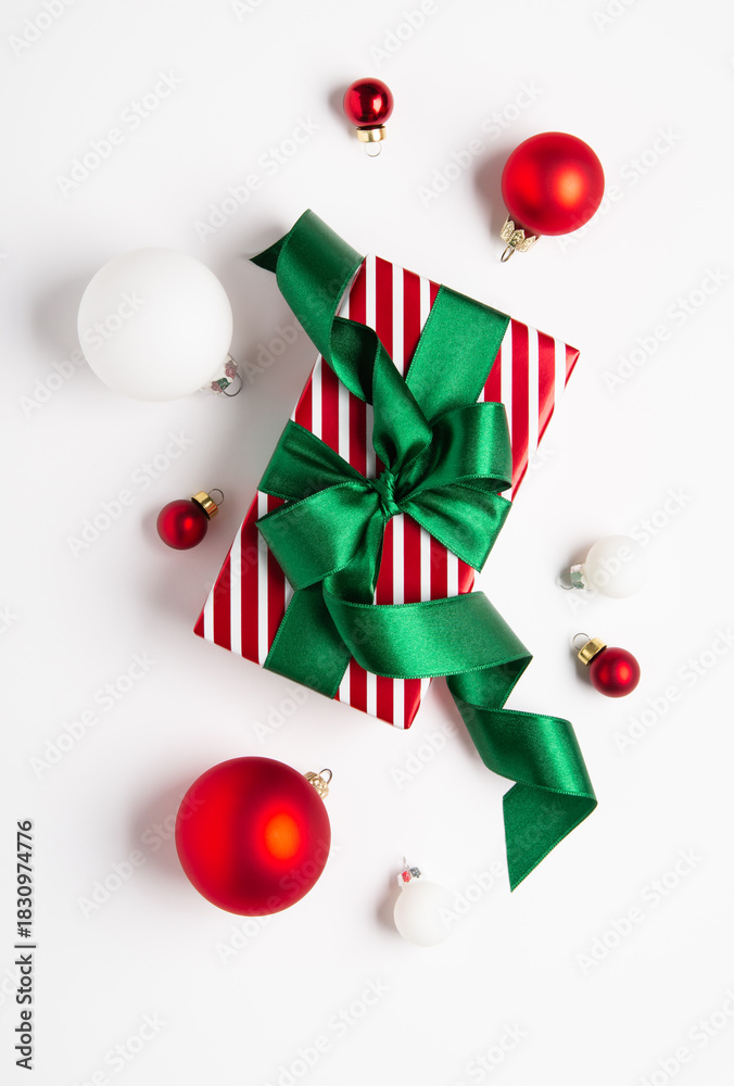 Naklejka premium Merry Christmas and Happy Holidays greeting card, frame, border, banner. New Year. Red green Christmas decoration, ornaments and gifts, presents on white background. Xmas holiday festive theme.