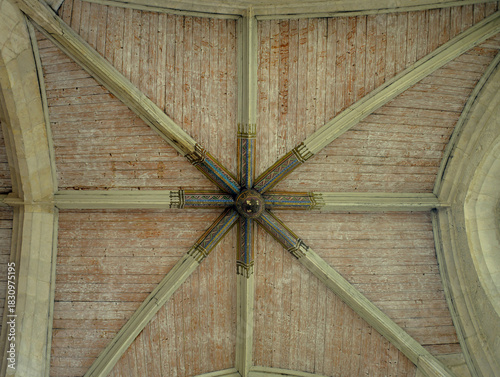 Prachtvolle hölzerne und bemalte Decke in der Kirche St.Georges d´Oleron