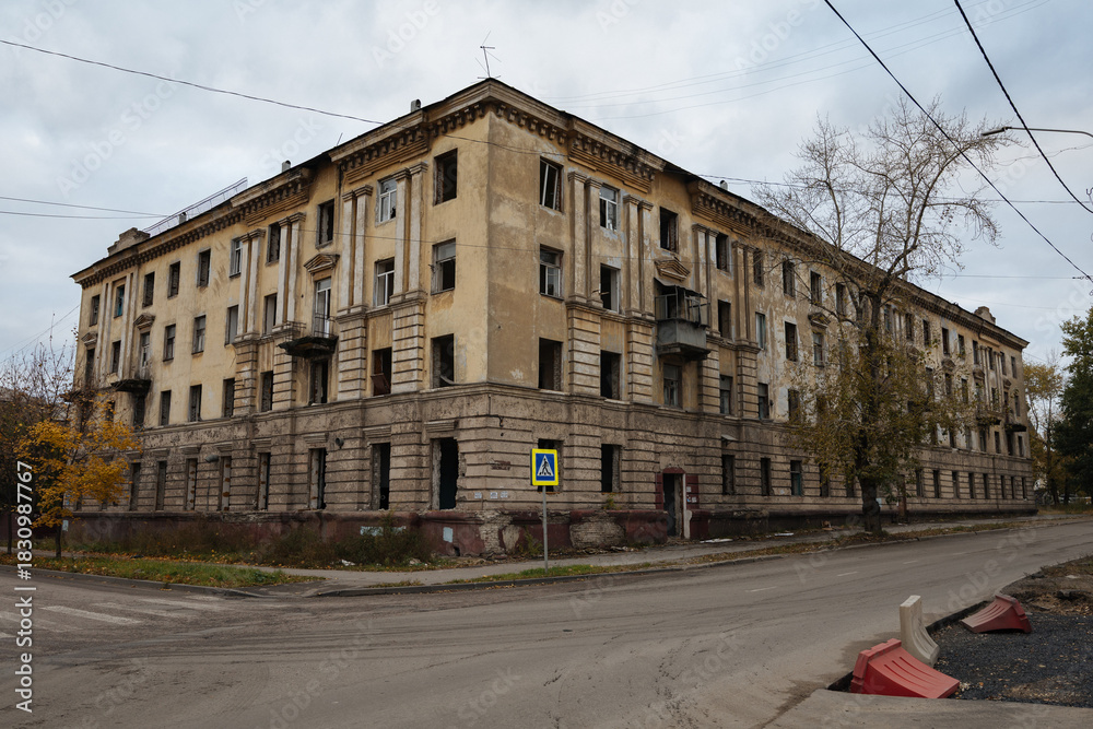 Obraz premium Destroyed and damaged city buildings after war or natural disaster