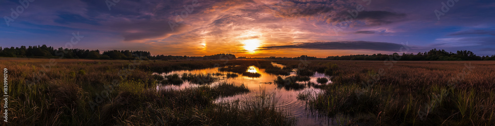 Obraz premium 4K Ultrawide Panoramic Nature Landscapes Backgrounds - An amazing panoramic view of a river landscape during sunset 