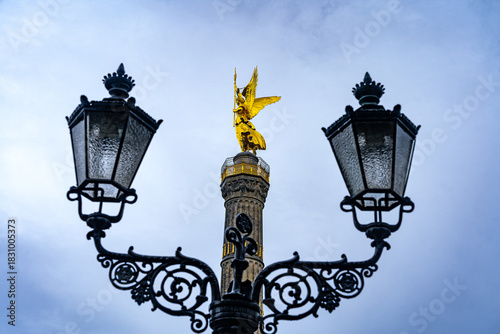 Canvas Print The magnificent Victory Column, crowned by the shining golden goddess Victoria, stands in the center of Tiergarten Park in the heart of Berlin