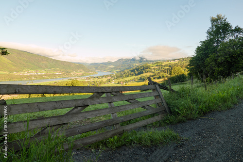 Gudbrandsdalen ist ein Tal in der Provinz Innlandet. Mit etwa 200 km Länge ist es das längste Tal Norwegens. Durch das Tal fließt der Fluss Lågen.Gesehen auf dem Pilgerweg St. Olavsweg bei Ringebu.