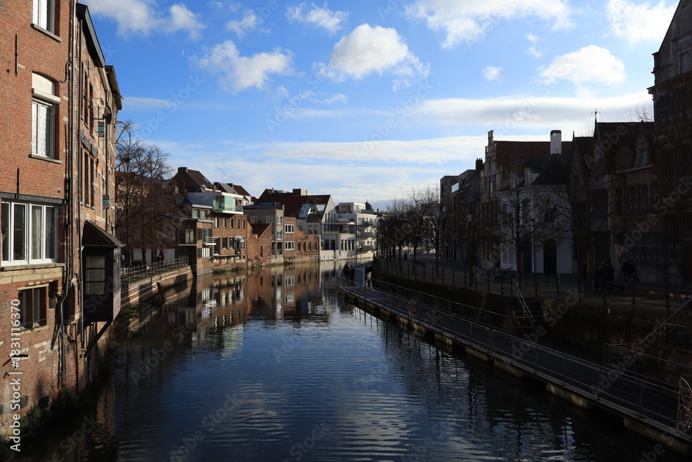 Obraz premium Reflets sur le canal de Malines