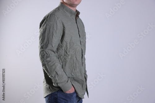 Foto Man in creased shirt near grey wall, closeup