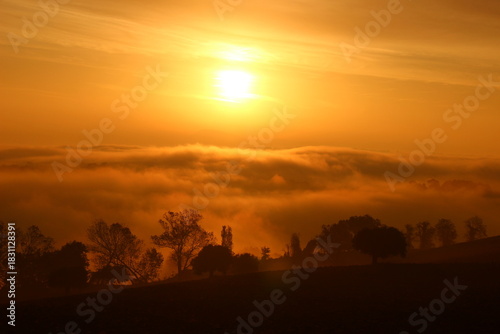 Alba sopra la nebbia