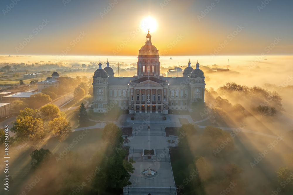 Fototapeta premium Des Moines, Iowa, USA Capitol building on a Misty Morning 1928