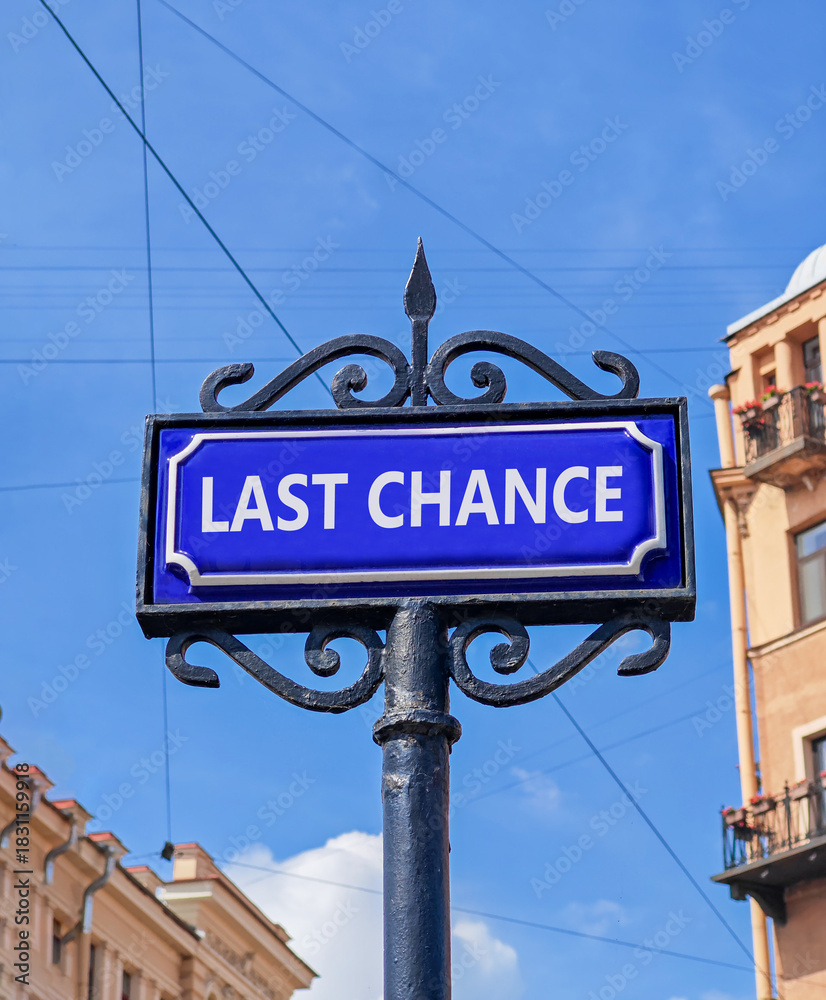 Obraz premium Last chance symbol. Concept word Last chance on beautiful blue road sign. Beautiful blue sky and buildings background. Business last chance concept. Copy space.