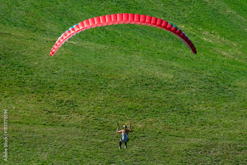 Parapentiste en phase d'atterrissage