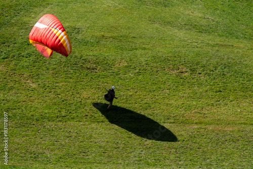 Parapentiste juste après l'atterrissage