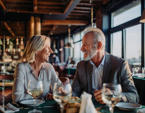 Para seniorów na romantycznym spotkaniu w restauracji