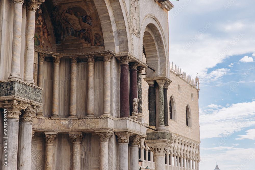 Fototapeta premium Venetian architecture columns and arches of historic Doge's Palace