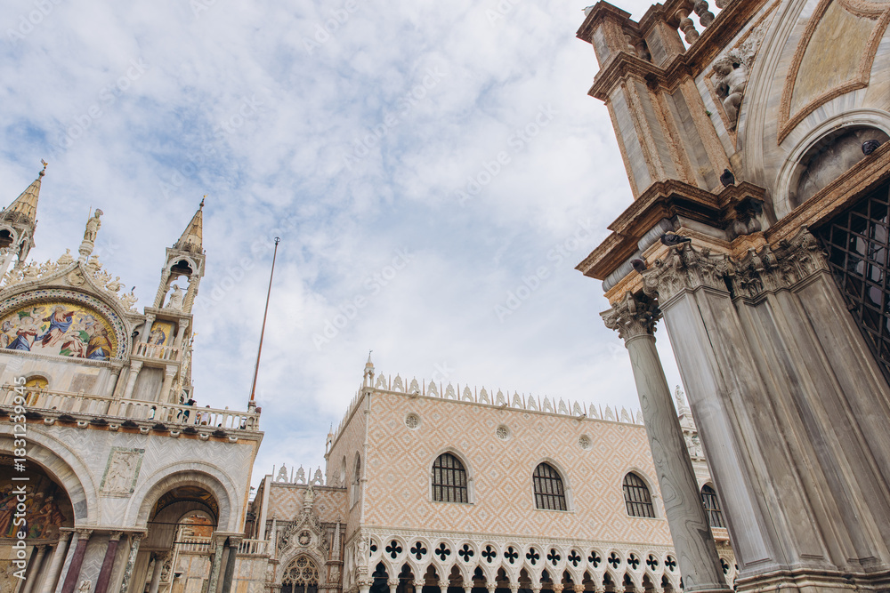 Naklejka premium St. Mark's Basilica and Doge's Palace in Venice