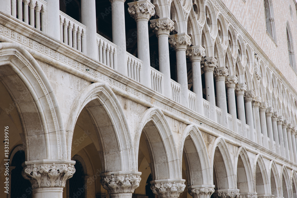 Obraz premium Doge's Palace in Venice showing Gothic architecture and arches