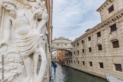 Fotografija Bridge of Sighs spanning canal between buildings in Venice, Italy
