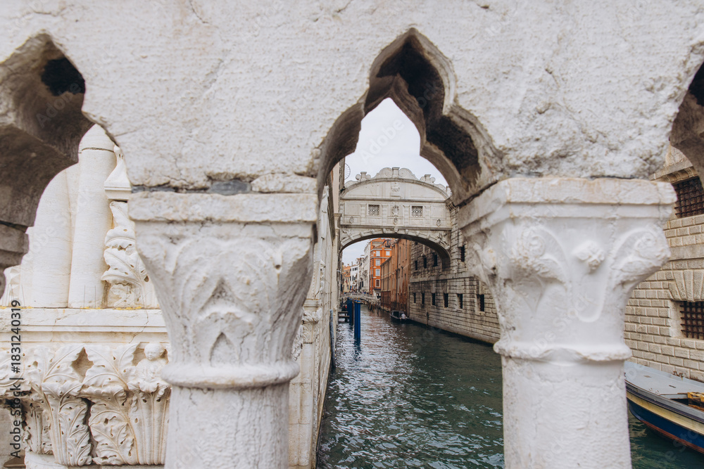 Obraz premium Bridge of Sighs spanning Venice canal, Italy