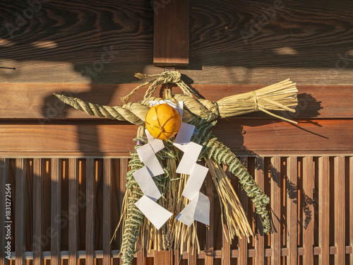 朝日に映える伝統のしめ飾り