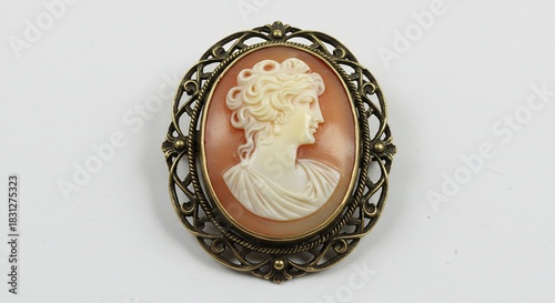 白背景に美しく輝くアンティーク調カメオブローチ 繊細な装飾フレームに囲まれた優雅な女性の横顔が際立つ. AI Generated