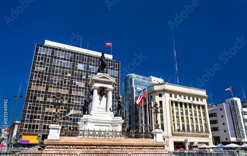Quadro em tela Historic Monument to the Heroes of Iquique stands in Plaza Sotomayor of Valparaiso, Chile