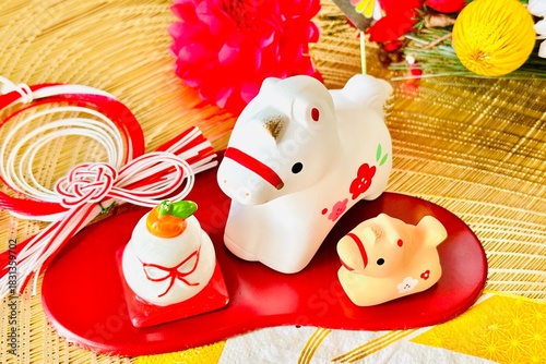 午年の年賀状素材　馬の親子と迎春飾り