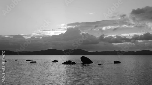 冬の奄美大島龍郷湾の日の出。モノクロ。