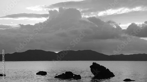 冬の奄美大島龍郷湾の日の出。モノクロ。