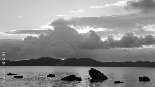 冬の奄美大島龍郷湾の日の出。モノクロ。