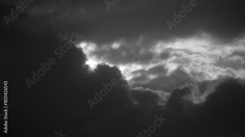 冬の奄美大島龍郷湾の日の出。モノクロ。