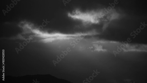 冬の奄美大島龍郷湾の日の出。モノクロ。