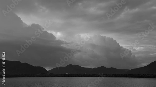 冬の奄美大島龍郷湾の日の出。モノクロ。