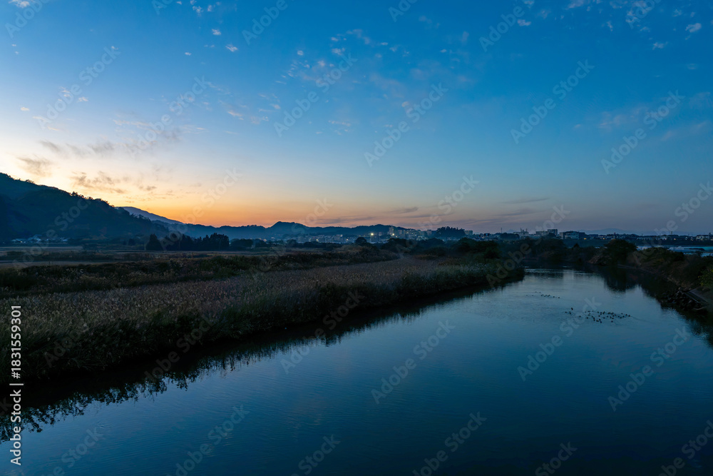 Fototapeta premium 山に沈む夕日