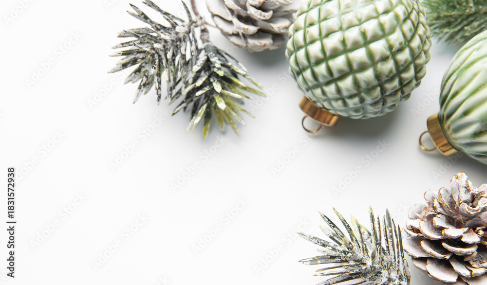 Obraz premium Christmas holiday decorations with pine cones and ornaments