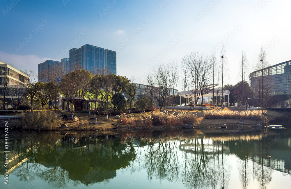 Naklejka premium Captivating Urban Reflections Under a Clear Blue Sky