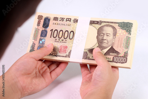 札束を持つ子どもの手